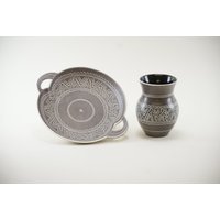 Schweizer Keramik - Moderne Von Ziegler Schaffhausen Keramikvase Und Teller Mit Grau-Weißem Dekor von CurialVintage