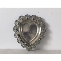Vintage Rustikale Messing Herz Geformte Trinket Tablett von CurioFoundation