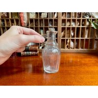 Miniatur-Weinlese-Glas-Menge Oder Dekanter/Owens-Flasche Co-Glas Vintage-Glas, Kleiner Krug Mit Stopfen, Kleine Glasflasche Griff von Curiographer