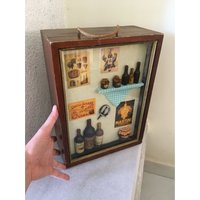 Flaschen Etui Oder Wandschrank. Handgemachtes Holzetui Mit Vitrine Gläser Poster Miniaturen. Vintage Dekorierte Aufbewahrungsbox von CurioseVintageShop