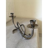 Mid Century Design Doppel Kerzenhalter. Gravierte Metallkanelabra. Kerzenständer Tisch Vintage Dekoration von CurioseVintageShop
