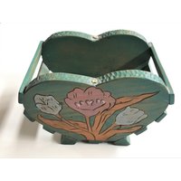 Kleine Herzförmige Vintage Blumenampel Aus Holz, Handgeschnitzt Und Gebeizt von CuriousEffie