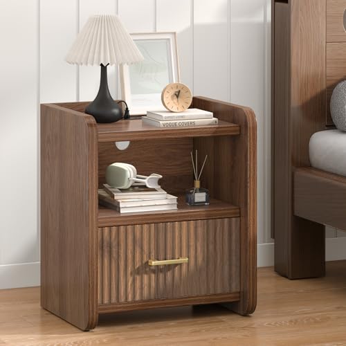 Curlaky Nachttisch mit Ladestation, geriffelter Holz-Nachttisch mit Schubladenaufbewahrung, moderner Nachttisch, breite Nachttische für Schlafzimmer, Nachttische aus Holz der Mitte des Jahrhunderts Curlaky Nachttisch mit Ladestation, geriffelter Holz-Nachttisch mit Schubladenaufbewahrung, moderner Nachttisch, breite Nachttische für Schlafzimmer, Nachttische aus Holz der Mitte des Jahrhunderts von Curlaky