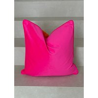 Fuchsia Pink Samtkissenbezug, Samtkissenbezug Mit Orangefarbener Paspel von CushionsandMore