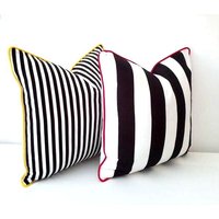 Gestreifter Schwarz-Weiß-Kissenbezug, Breite Schwarz-Weiß-Streifen Mit Weißer Rückseite, Strand-Kissen-Design von CushionsandMore