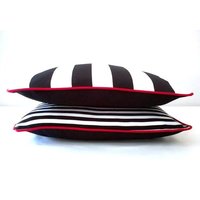 Schwarzweiß Gestreiftes Dekokissen, Breite Schwarzweißstreifen Mit Schwarzer Rückseite Schwarzweiß Gestreiftes Dekokissen, Breite Schwarzweißstreifen Mit Schwarzer Rückseite von CushionsandMore