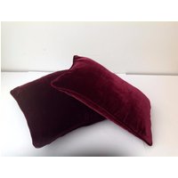Weinroter Samtkissenbezug, Weinrotes Samtkissen Mit Paspel von CushionsandMore