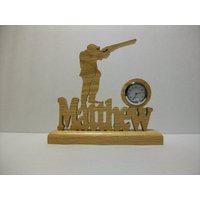 Jäger Tischuhr, Sportler Entenjäger Mit Dem Ziel, Gewehr in Den Himmel, Namen Personalisiert von CustomClocksBeyond