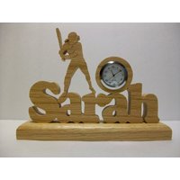 Personalisierte Softball-Schreibtischuhr, Weibliche Schläger, Besonders Angefertigt Mit Dem Namen Des Spielers von CustomClocksBeyond