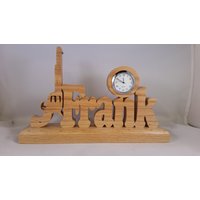 Tischuhr Mit Pistole Neben Benutzerdefinierten Namen Gelehnt Tischuhr Mit Pistole Neben Benutzerdefinierten Namen Gelehnt von CustomClocksBeyond