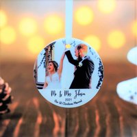 Personalisierte Mr & Mrs First Christmas Verheiratete Fotokugel, Personalisierte Keramik Bedruckte Baumdekoration, Weihnachtsgeschenk von CustomGiftCoUK