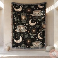Cozy Moon & Stars Woven Blanket, Lantern Teacup Design Throw, Celestial Boho Decor, Soft Warm Couch Bedroom Accent von CustomGiftStudioND