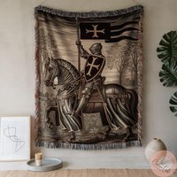 Knight Woven Blanket Medieval Crusader Tapestry Equestrian Art Throw Gothic Home Decor Gift, Black & Gold Blanket, Vintage Style Gifts von CustomGiftStudioND
