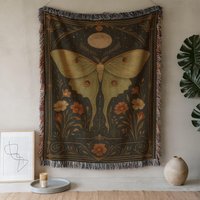 Luna Moth Woven Blanket, Celestial & Flowers Throw, Bohemian Home Decor, Gothic Insect Art Moon Phase Design Luna Moth Woven Blanket, Celestial & Flowers Throw, Bohemian Home Decor, Gothic Insect Art Moon Phase Design von CustomGiftStudioND