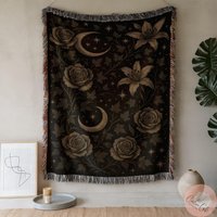 Moon & Roses Gothic Woven Blanket, Whimsigoth Celestial Throw, Witchy Halloween Astrology Decor, Mystical Witch Gifts von CustomGiftStudioND