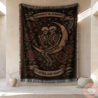 Skeleton Lovers Custom Name Woven Blanket, Moon & Roses Gothic Throw, Personalized Celestial Romantic Anniversary Gif Skeleton Lovers Custom Name Woven Blanket, Moon & Roses Gothic Throw, Personalized Celestial Romantic Anniversary Gif von CustomGiftStudioND