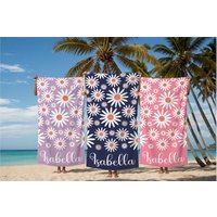 Personalized Daisy Floral Beach Towel, Custom Name Towel For Girls, Boho Chic Design, Perfect Pool Party, Birthday Gift, Vacation Essentials von CustomHotpinksummer