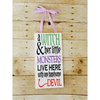 Hier Wohnt Eine Hexe Mit Ihren Kleinen Monstern Und Einem Hübschen Teufel-Holzschild. Halloween-Zeichen. Halloween-Holzschild Hier Wohnt Eine Hexe Mit Ihren Kleinen Monstern Und Einem Hübschen Teufel-Holzschild. Halloween-Zeichen. Halloween-Holzschild von CustomKreationGoods