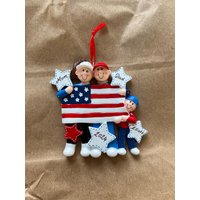 Vaterhafte 3-Köpfige Familie Personalisierte Benutzerdefinierte Weihnachtsverzierung/Usa-Flagge Sterne Und Streifen Der 3-Verzierung von CustomOrnamentWorld