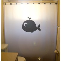 Süsser Baby Wal Duschvorhang, Kinder Badezimmer Dekor. Extra Lange Gewebeduschvorhänge 84 90 96 Zoll, Benutzerdefinierte Standgröße 36 54 78 von CustomShowerCurtains