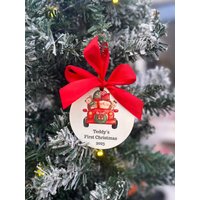 Personalisierte Weihnachtskugel | Familien Name 2023 Erstes Weihnachten Band Hund Katze von Customgiftsbykylie