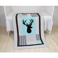 Hirsch Krippe Bettwäsche, Dreieck-Quilt, Mint-Grau Schwarzen Kreuz Baby-Decke, Hirschkopf Geweih Decke, Blanke, Jagd-Decke von Customquiltsbyeva