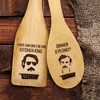 Pablo Escobar Holz Pfannenwender Und Löffel Set, Narcos Graviertes Backwerkzeug, Rustikales Küchendekor Geschenk Für Fan, Kochutensilien Aus Der von CutTheWood
