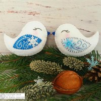 2Er Set Eisblau Und Weiß Bestickter Filz Dekor Weihnachtsandenken Vogel Ornamente Personalisierte Vögel von CuteThingsForSoul
