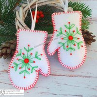 Weihnachtshandschuh Ornamente Gestickte Stechpalme Ornament Personalisierte Baby Erste Weihnachten Baby-Dusche von CuteThingsForSoul