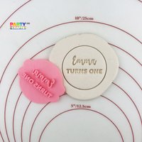 Emma Turns One | Personalisierter Name Und Nummer Geburtstag Cookie Stempel Cookiefondant Embosser Emma Turns One | Personalisierter Name Und Nummer Geburtstag Cookie Stempel Cookiefondant Embosser von CutterAndStampFun