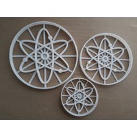 Atom Symbol Angelegenheit Quantum Masse Form Cookie Cutter Teig Keks Fondant Stempel Schablone Scharfen Atomaren Element Molekül Wissenschaft Atom Symbol Angelegenheit Quantum Masse Form Cookie Cutter Teig Keks Fondant Stempel Schablone Scharfen Atomaren Element Molekül Wissenschaft von CutterCraftUK