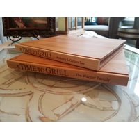 A Time To Grill Mit Individuellem Namen in Buchform Schneidebrett, Abschlussgeschenk, Einweihungsgeschenk, Personalisiertes Schneidebrett Für Einen von CuttingBoredom