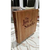 Die Freude An Snacks Siolid Holz Buch Form Schneidebrett - Ein Einzigartiges Geschenk Für Einen Koch, Der Liest von CuttingBoredom