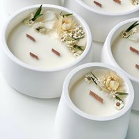 Getrocknete Blumen Sojakerze Jesmonit Glas, Holzdocht, Umweltfreundlich von CvitkaCandleDecor