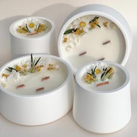 Handgemachte Sojakerze Getrocknete Blumen, Holzdocht, Betonglas von CvitkaCandleDecor