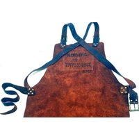 Gebrandete Arbeitsschürze Aus Leder Mit Messingschnallen Und Hammerschlaufe von CyclonaDesigns