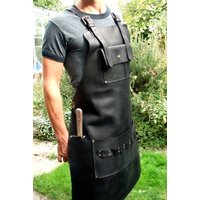 Schwarze Lederschürze Mit Messerscheidetasche von CyclonaDesigns