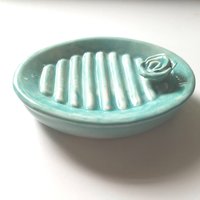 Seifenschale Aqua Mit Einer Rose Geschenk Urlaub Lehrer Auf Lager Vintage Design Abgebildet in Küchenschale Badezimmer Schale Trinket Dish von CynthiaJoyCeramics