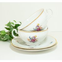 Teetasse Und Untertasse Weiß Skulptur 2Er Set Czechoslovakia von CynthiasAttic