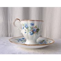 Vintage Blaue Blumen Teetasse Mit Untertasse England von CynthiasAttic