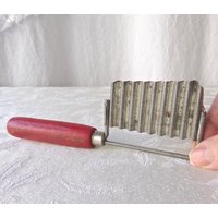 Vintage Käsehobel Mit Rotem Holzgriff Küchenhelfer von CynthiasAttic