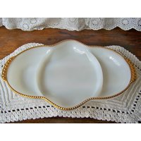 Vintage Milchglas Geteilte Servierplatte Gold Trim von CynthiasAttic