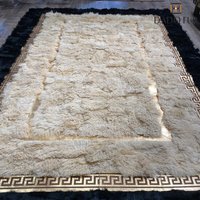 Handgefertigter Teppich Aus 100 % Natürlichem Schaffell, Elfenbeinfarbenem Und Schwarzem Schaffell 5x7, Langhaar-Schaffellteppich, Luxuriöse von DADOFUR