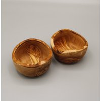 Rustikale Schale Aus Olivenholz Ø 10/12 cm - Handgemacht, Kleine Holzschale Natur, Mediterrane Deko, Geschenk Rustikale Schale Aus Olivenholz Ø 10/12 cm - Handgemacht, Kleine Holzschale Natur, Mediterrane Deko, Geschenk von DAGDEGShop