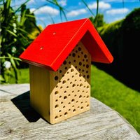 Darlux Garten Wildbienen - Insektenhotel Nisthilfe Holzstamm Natur/ Dach Rot Zum Hängen O. Stellen 180 Mm Wetterfest Artgerecht Nach Nabu von DARLUXShop