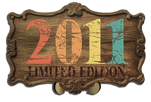 DARO Design - 13 Geburtstag Frauen & Männer - Originelle Geldgeschenke Geburtstag 13 Wandbild und Ständer - Holz-Schild Gästebuch - Geschenke zum 13. Geburtstag Mann Frau Deko - Geburtsjahr 2011 von DARO Design