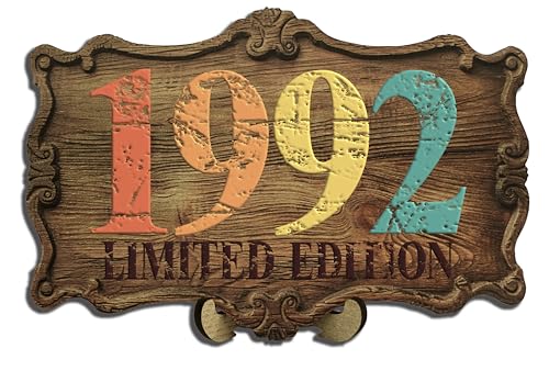 DARO Design - 32 Geburtstag Frauen & Männer - Originelle Geldgeschenke Geburtstag 32 Wandbild und Ständer - Holz-Schild Gästebuch - Geschenke zum 32. Geburtstag Mann Frau Deko - Geburtsjahr 1992 von DARO Design