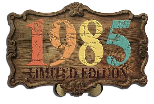DARO Design - 39 Geburtstag Frauen & Männer - Originelle Geldgeschenke Geburtstag 39 Wandbild und Ständer - Holz-Schild Gästebuch - Geschenke zum 39. Geburtstag Mann Frau Deko - Geburtsjahr 1985 von DARO Design