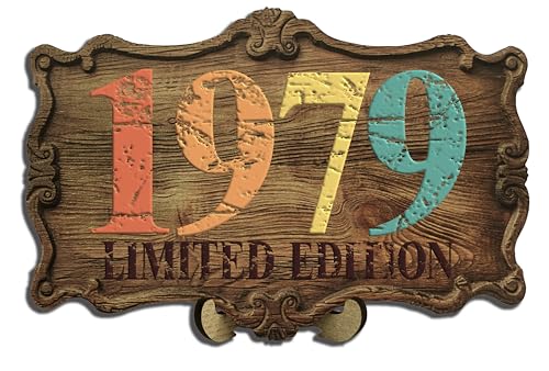 DARO Design - 45 Geburtstag Frauen & Männer - Originelle Geldgeschenke Geburtstag 45 Wandbild und Ständer - Holz-Schild Gästebuch - Geschenke zum 45. Geburtstag Mann Frau Deko - Geburtsjahr 1979 von DARO Design