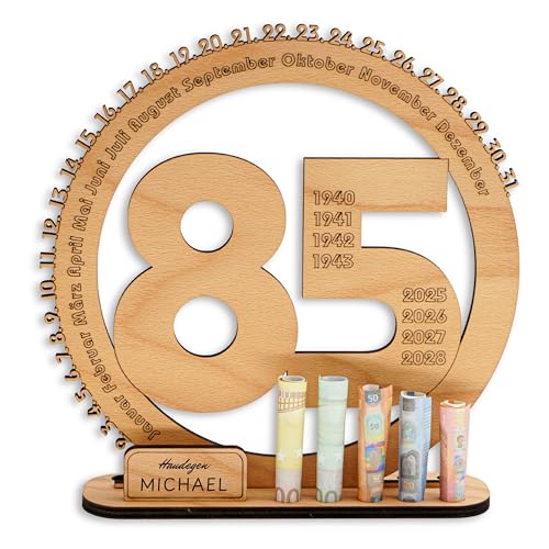 DARO Design - 85 Geburtstag Geschenk Frauen & Männer - Geldgeschenke Geburtstag 85 mit Ständer - Holz-Schild Gästebuch - 85 Geburtstag Deko - Personalisierbares Geschenk von DARO Design